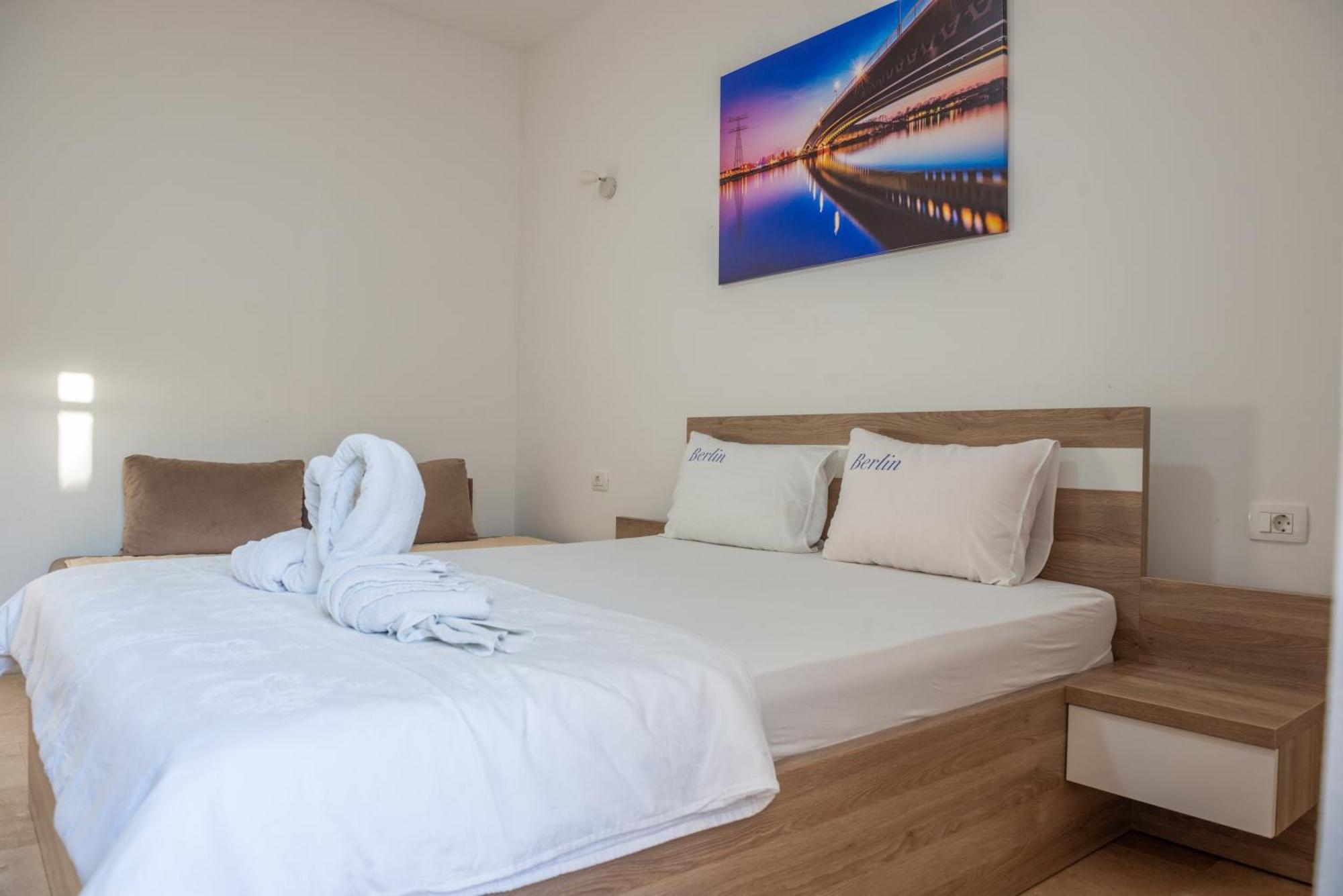 Premium Berlin With Pool Panzió Ulcinj Kültér fotó