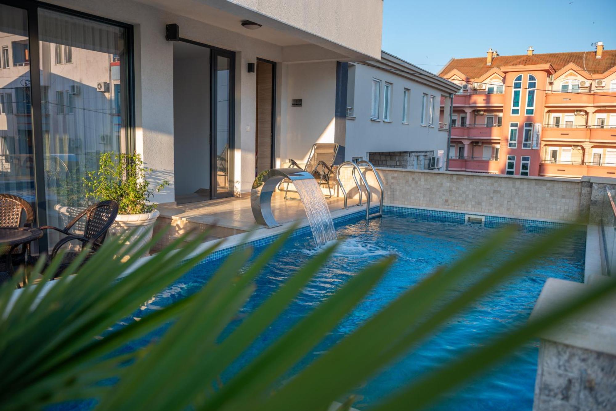 Premium Berlin With Pool Panzió Ulcinj Kültér fotó